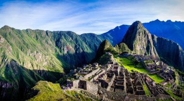 Guests-admiring-Machu-Picchu-in-Peru-1600x900